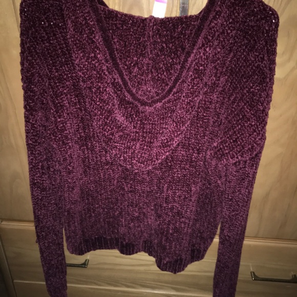 Burgundy sweater with hood never worn - Picture 2 of 3